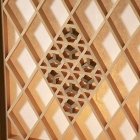 Artisanat kumiko　Lanterne andon - Petite, décorée sur les quatre faces (motifs : carapace de tortue et fleurs de cerisier, carapace de tortue et campanules, carapace de tortue et feuilles de chanvre), W20×H37×Ｄ20cｍ